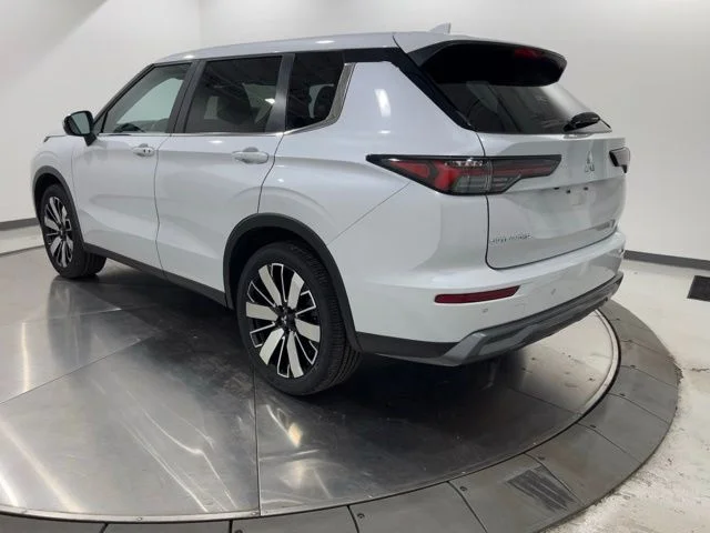 Used 2025 White Mitsubishi SE image 3