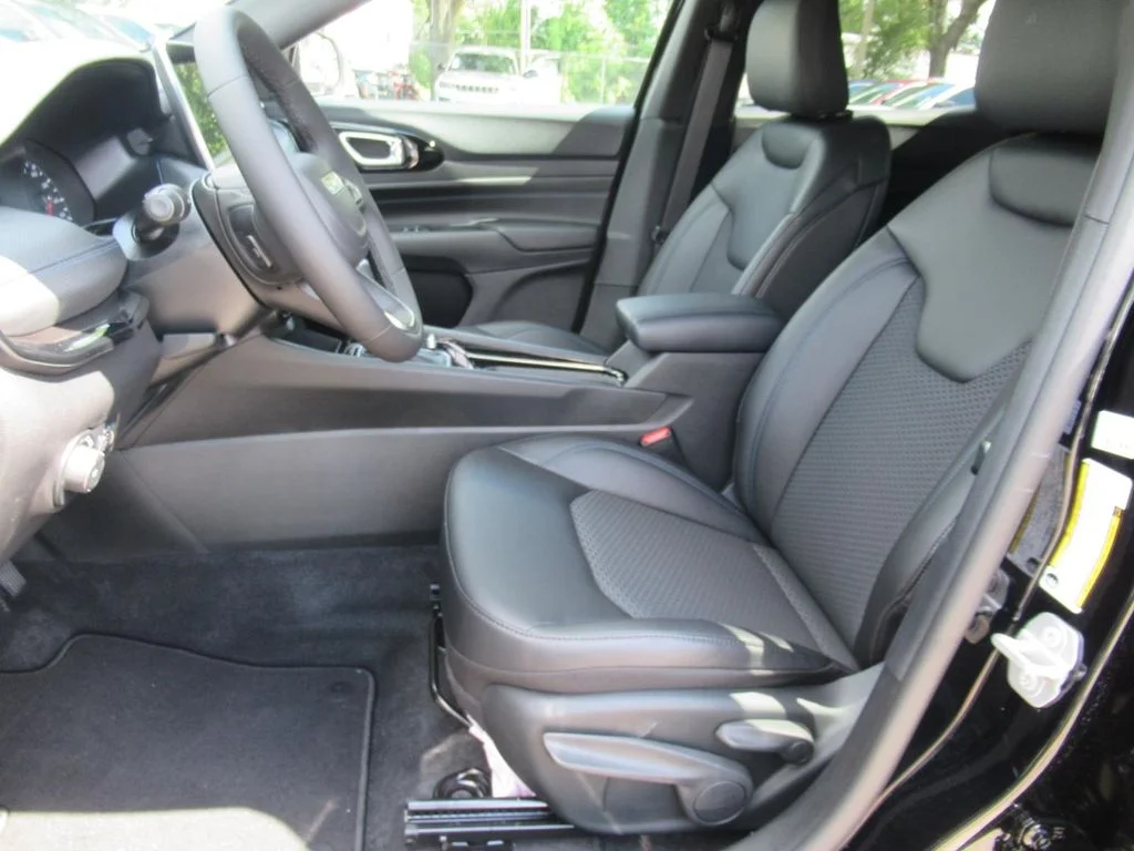 New 2026 Diamond Black Crystal Pearl-Coat Exterior Paint Jeep Latitude Altitude image 18