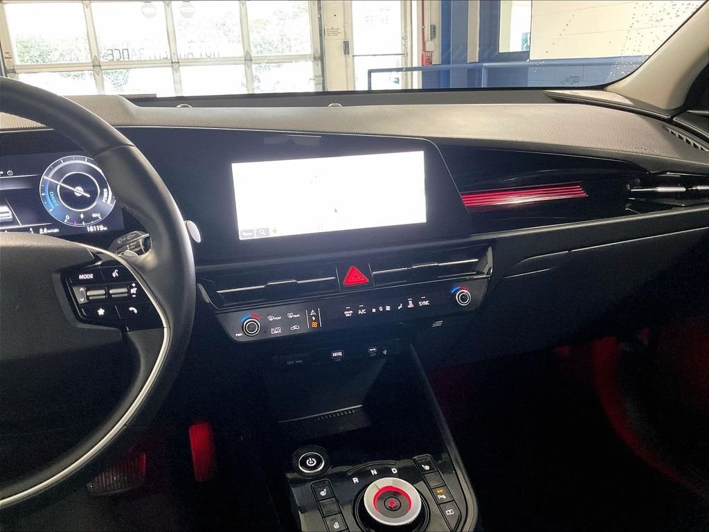 Used 2023 White Kia Wind image 18