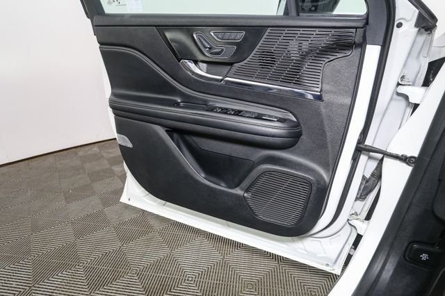 Used 2022 White Lincoln Standard image 36