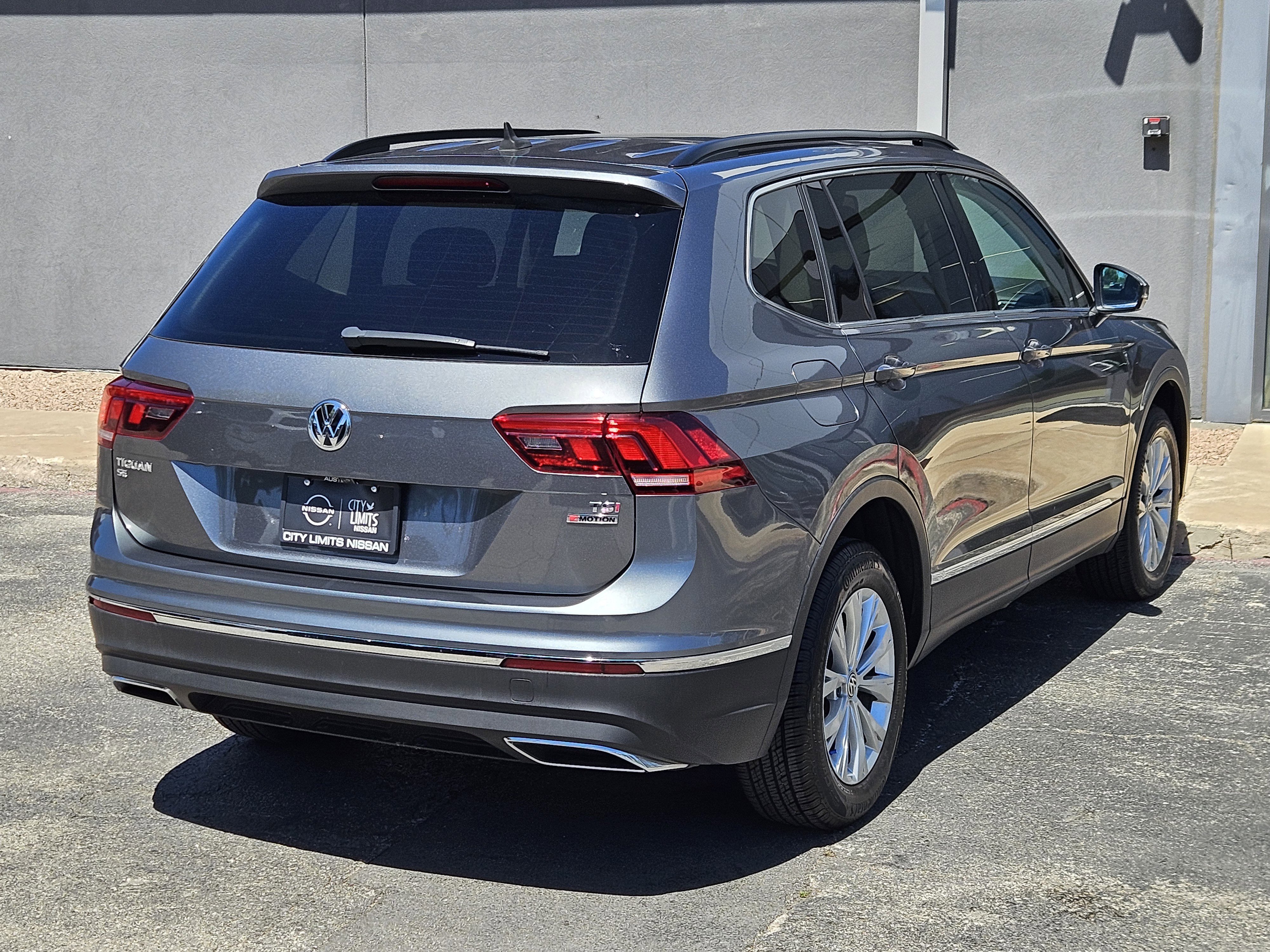 Used 2018 GRAY Volkswagen 2.0T SE 4Motion image 7