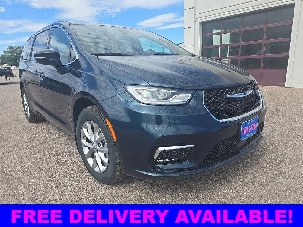 2025 Chrysler Pacifica Select AWD's photo