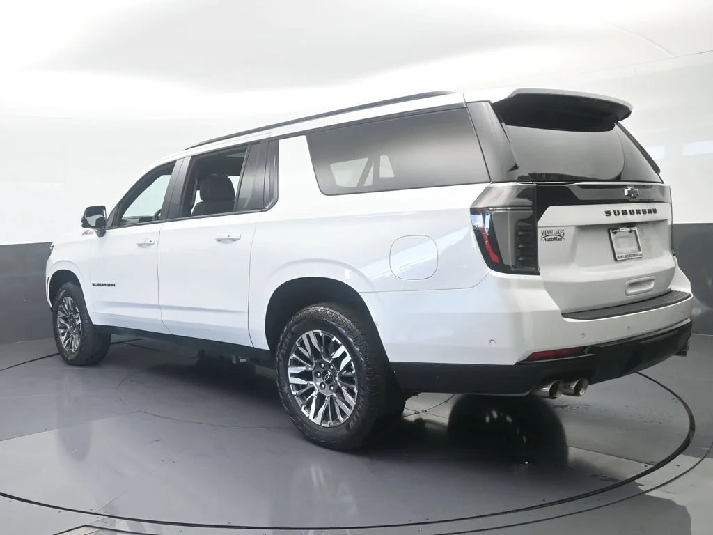 Used 2025 Iridescent Pearl Tricoat Chevrolet Z71 image 3