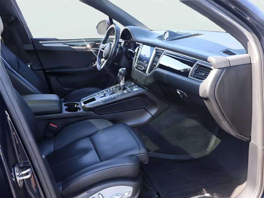 Used 2018  Porsche Base image 7