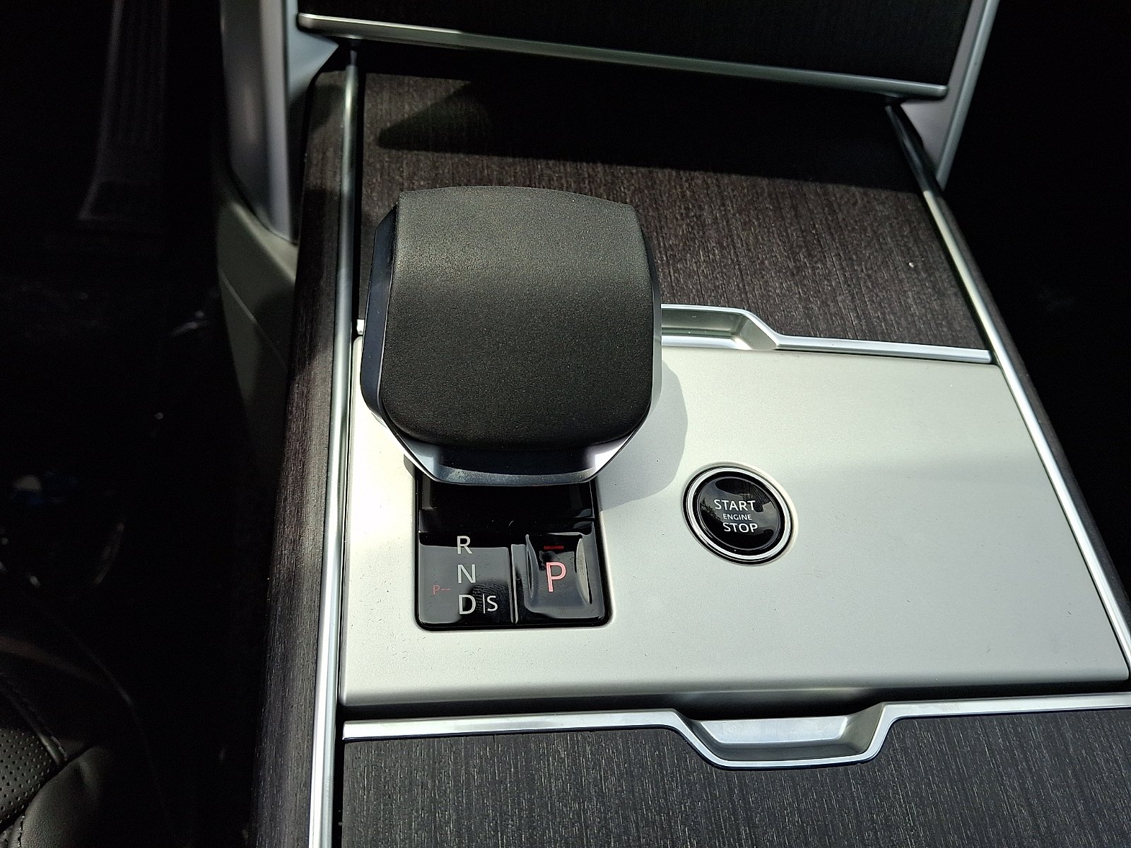 New 2026 Santorini Black Land Rover P400 SE 7 Seat image 12