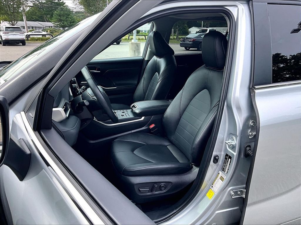 Used 2025 Silver Toyota XLE image 10