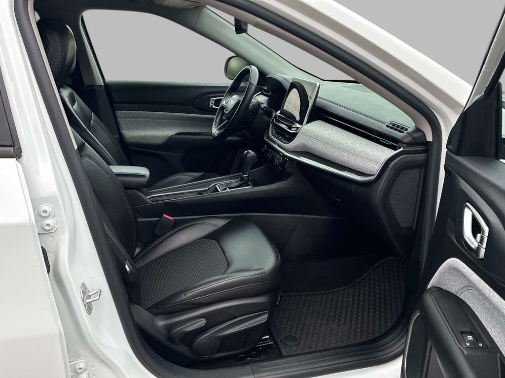 Used 2022 White Jeep Latitude image 9