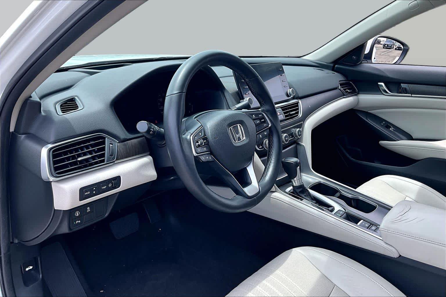 Used 2018 Platinum White Pearl Honda Touring 1.5T image 16