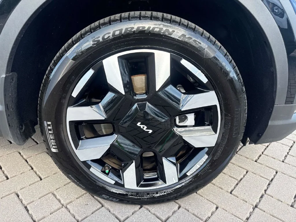 Used 2027 Black Kia S image 10