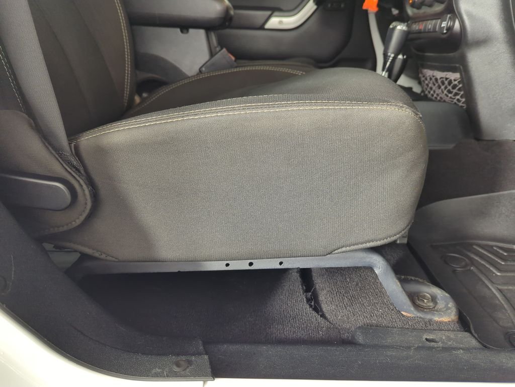 Used 2018 White Jeep Unlimited Sahara image 34