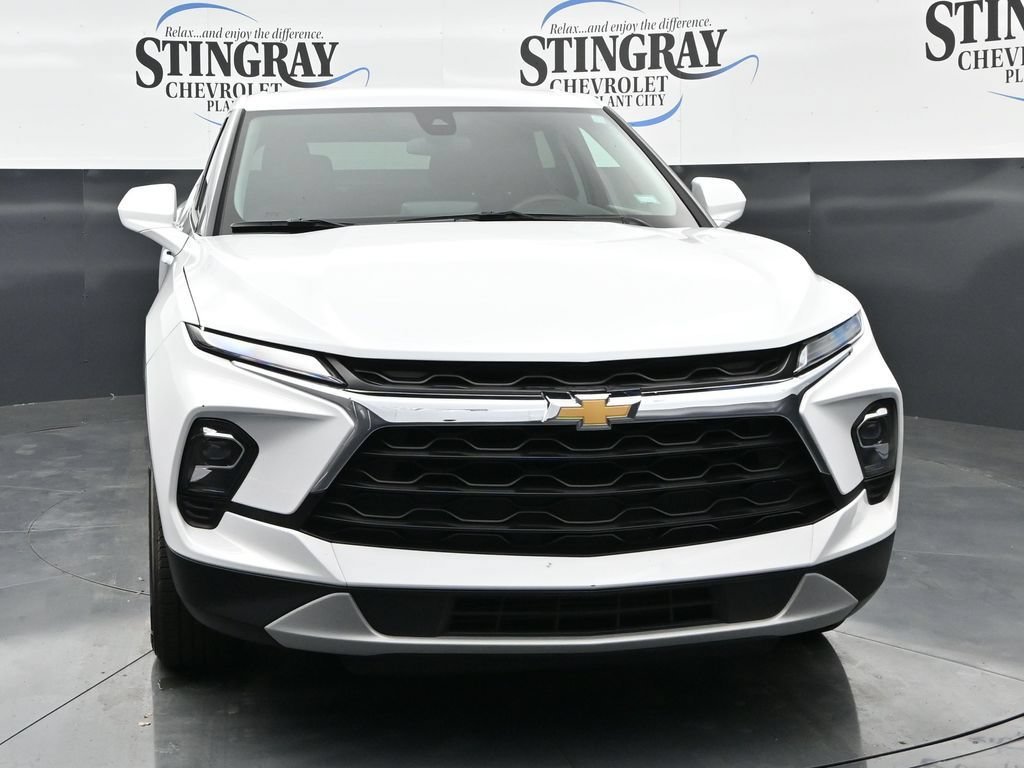 Used 2025 Summit White Chevrolet 2LT image 2
