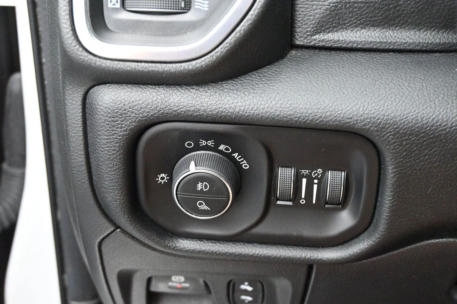 Used 2022 White Ram Laramie image 28