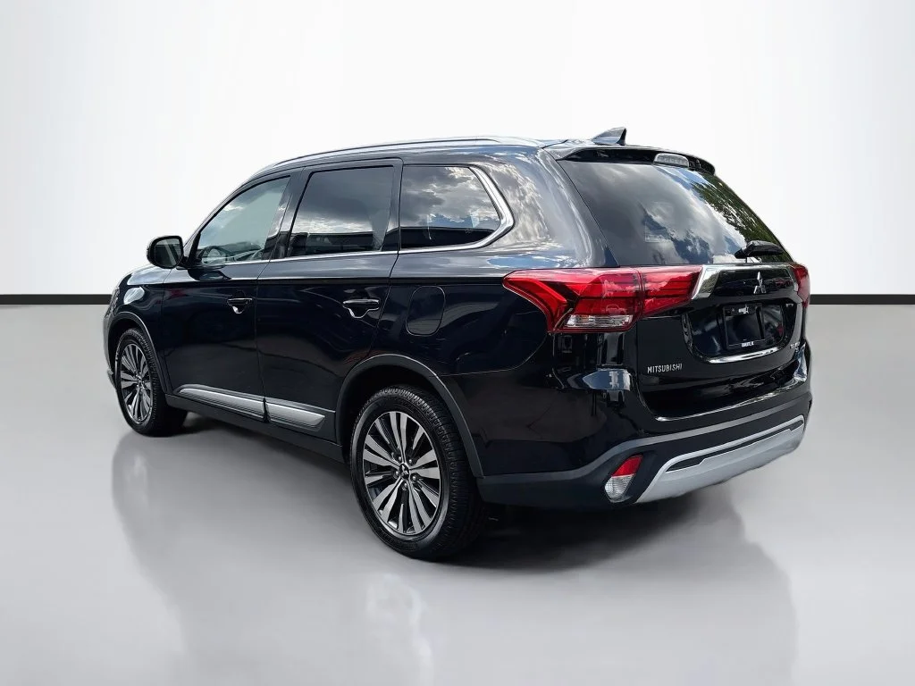 Used 2019 Labrador Black Metallic Mitsubishi SEL image 5