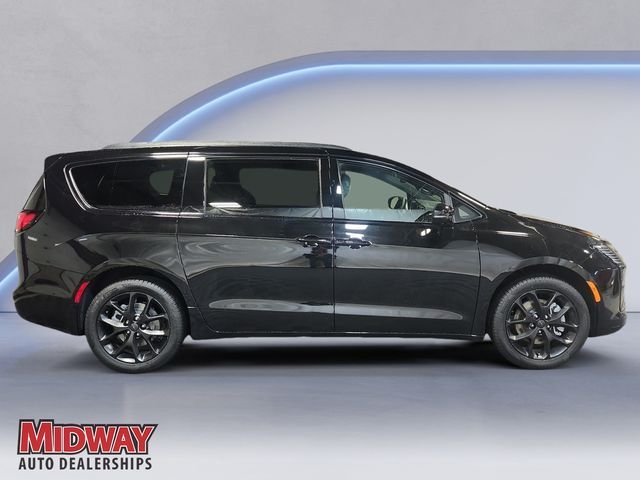 New 2027 Diamond Black Crystal Pearl-Coat Exterior Paint Chrysler Limited image 6