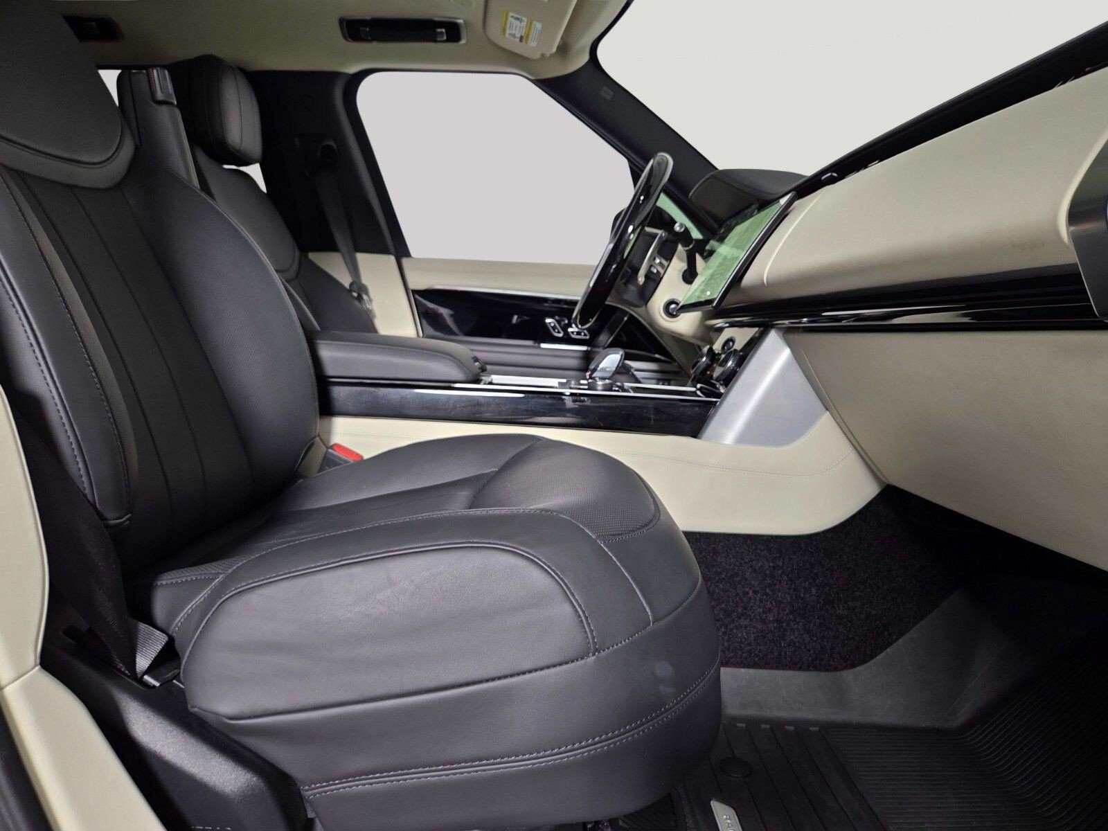 Used 2023 White Land Rover SE image 14