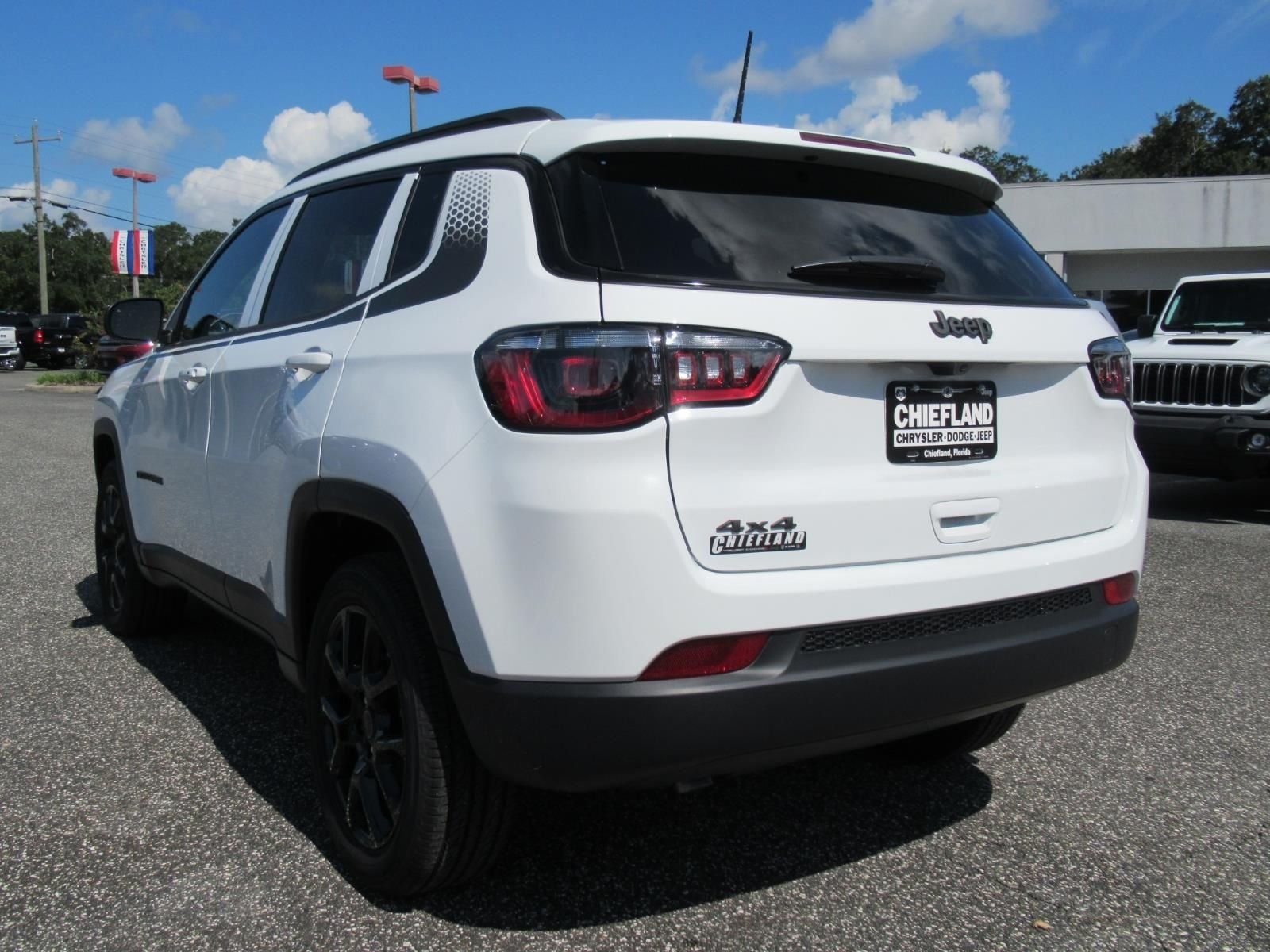 New 2026 Bright White Clear-Coat Exterior Paint Jeep Latitude image 5