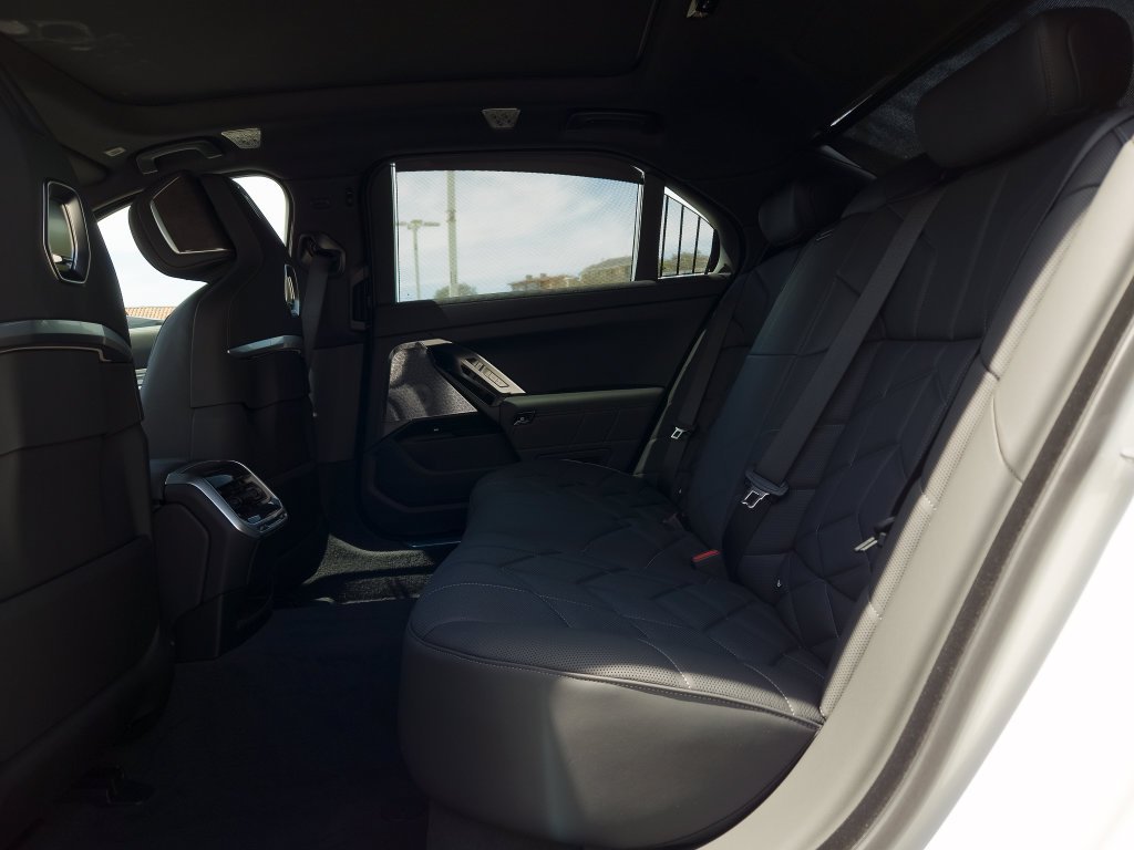 2026 BMW 7 Series 760i - Photo 8