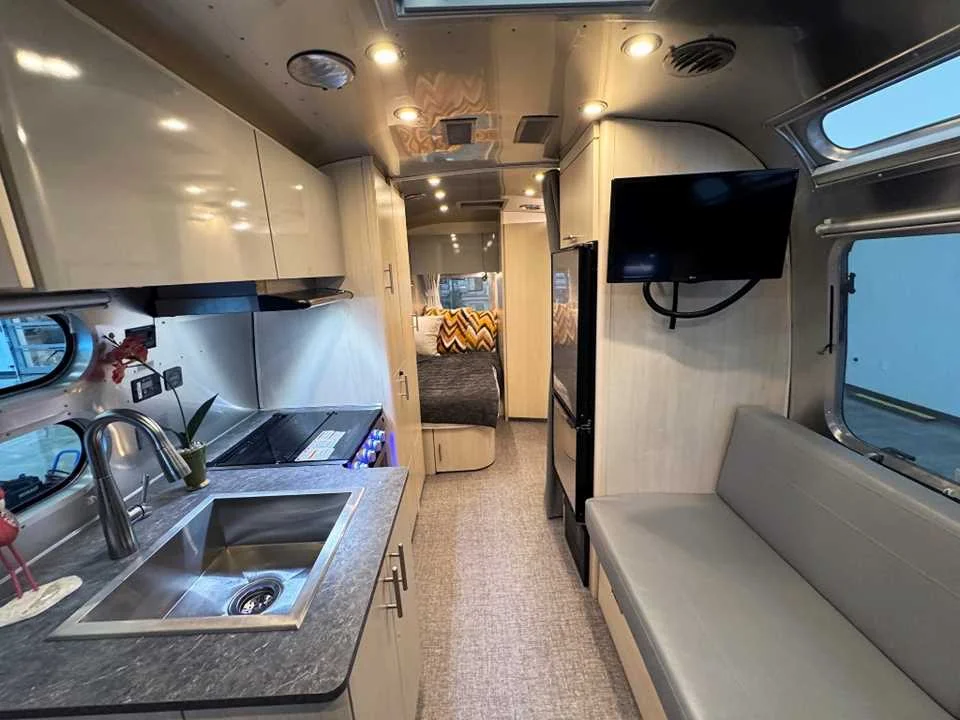 Used 2022 SILVER AIRSTREAM  image 9