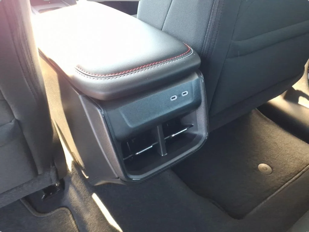 New 2026 Diamond Black Crystal Pearlcoat Dodge R/T image 9