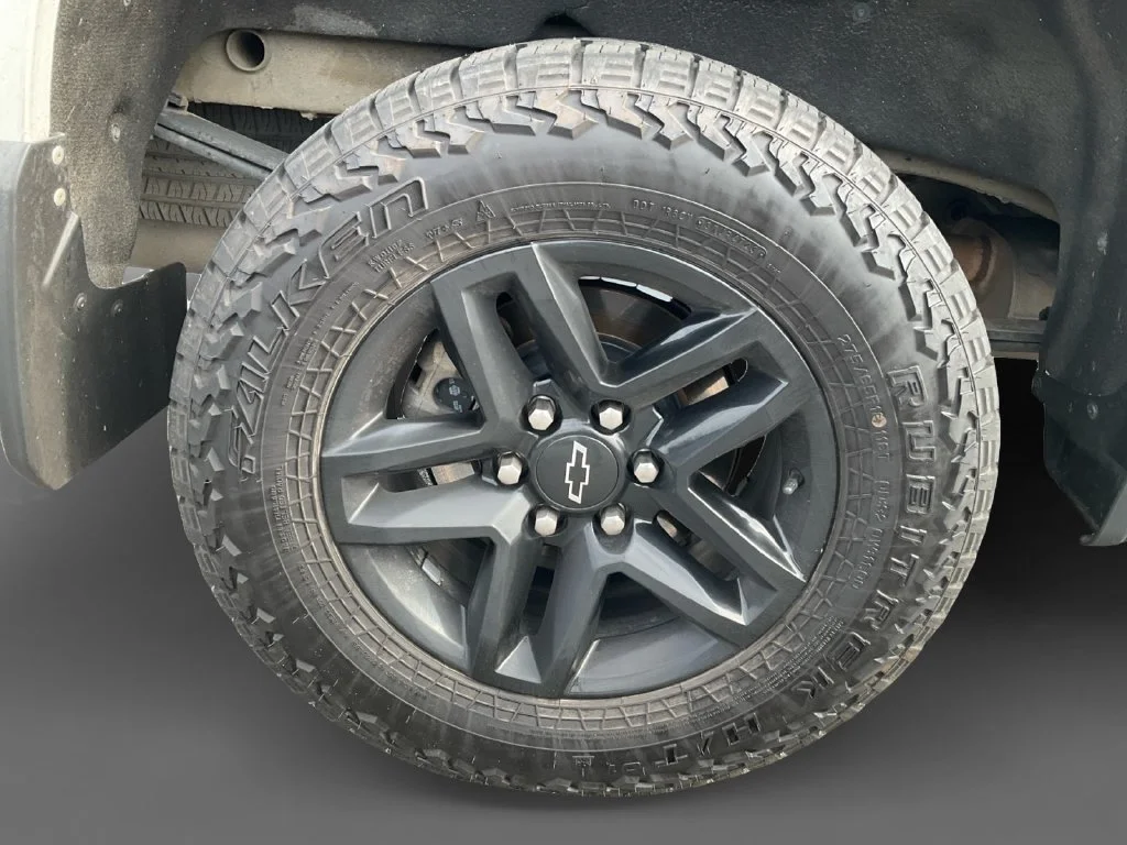 Used 2020 SUMMIT WHITE Chevrolet LT Trail Boss image 10