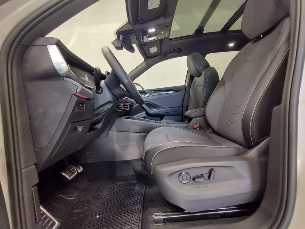 New 2026 Beige Volkswagen 2.0T SE R-Line Black image 21