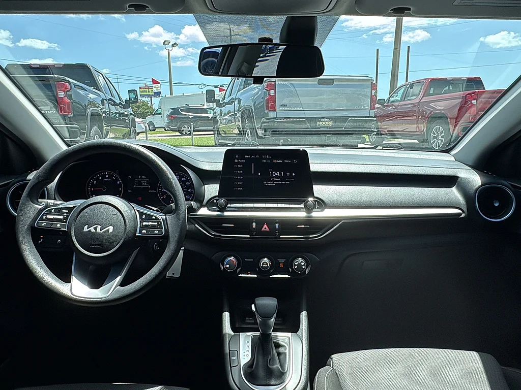 Used 2023 Snow White Pearl Kia  image 19