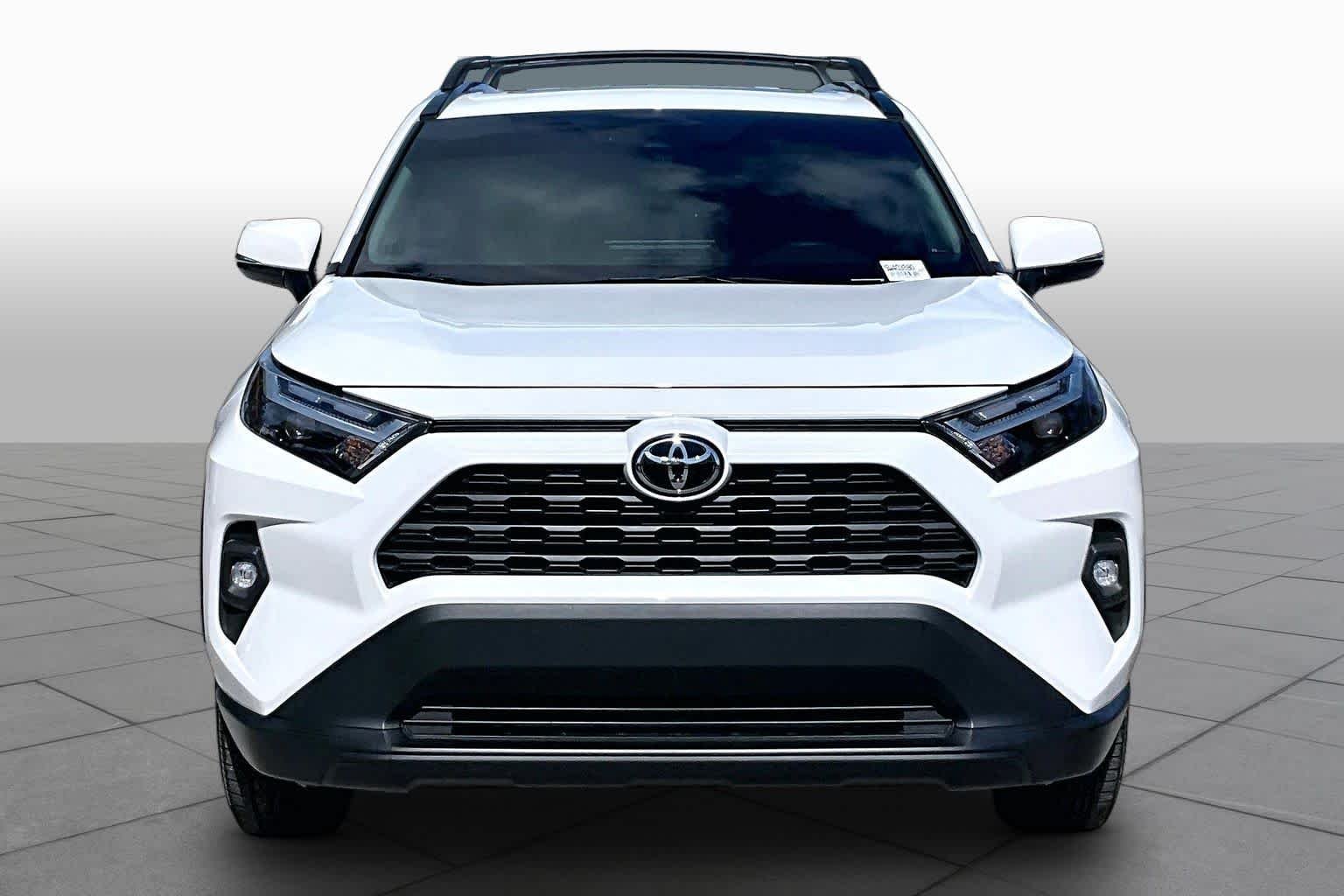 Used 2025 Wind Chill Pearl Toyota XLE Premium image 4
