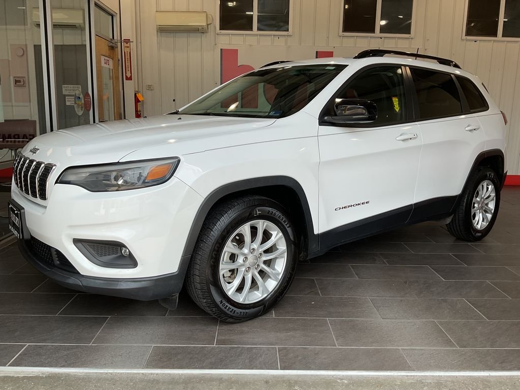 Used 2022 White Jeep Latitude Lux image 2