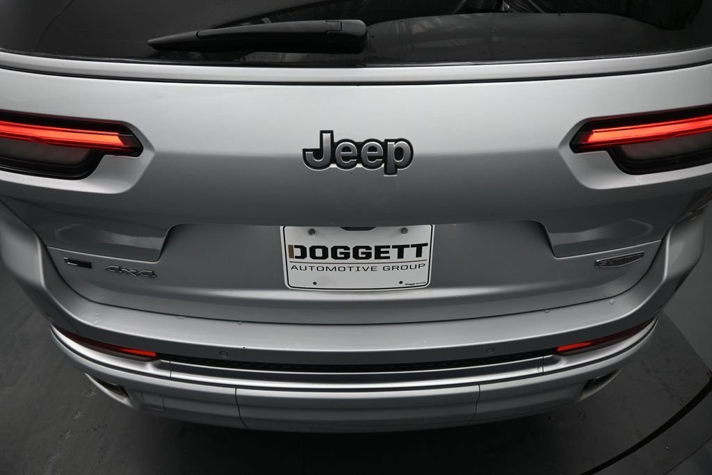 Used 2022 Silver Jeep Summit image 16