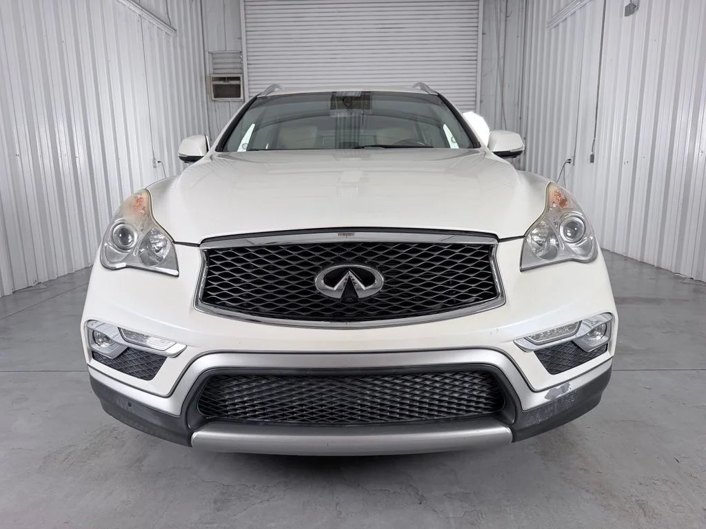 Used 2017 White INFINITI Base image 2