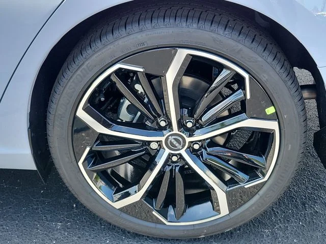 New 2026 Gray Sky Pearl / Super Black Two-tone Nissan SR image 10