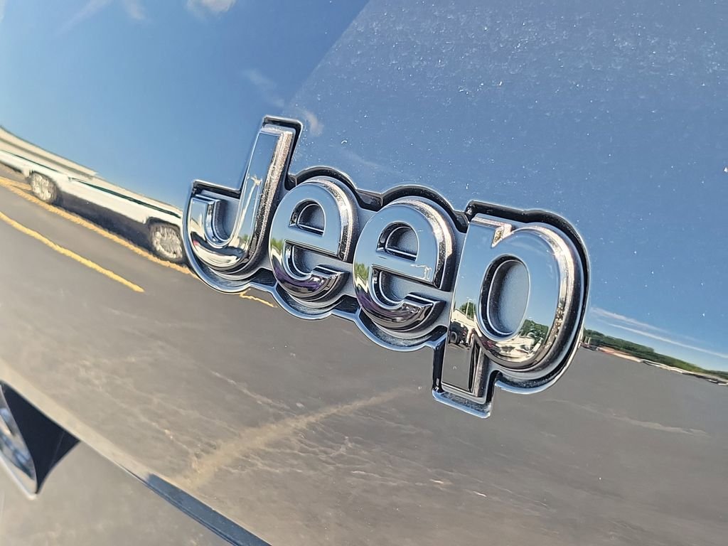 New 2026 Diamond Black Crystal Pearl-Coat Exterior Paint Jeep Limited image 5