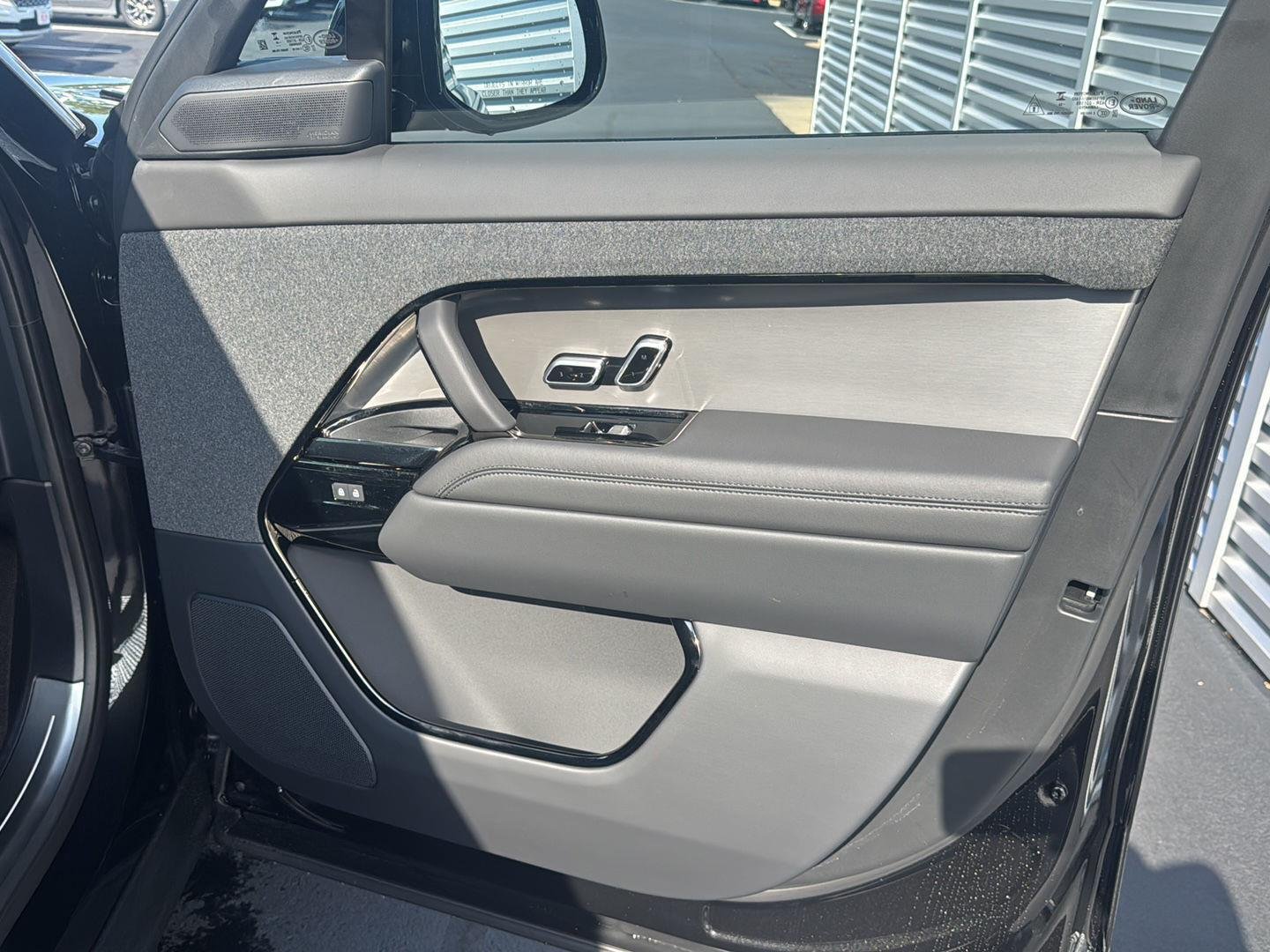 New 2027 Santorini Black Land Rover SE image 11