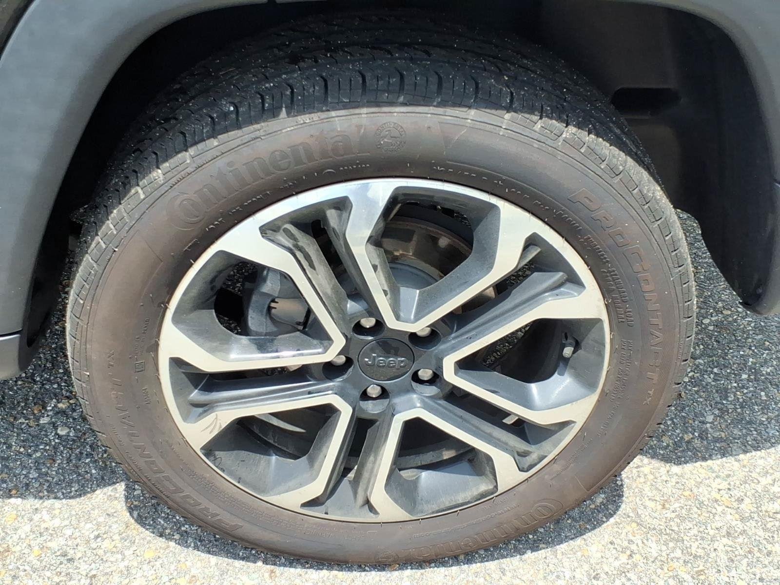 Used 2022 Diamond Black Crystal Pearlcoat Jeep Limited image 5