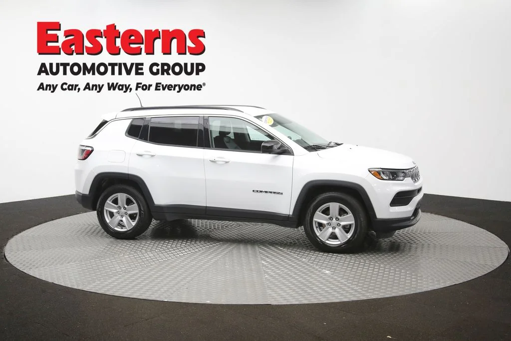 Used 2022 White Jeep Latitude image 46