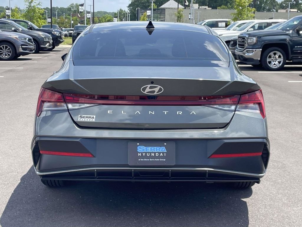 Used 2025 Gray Hyundai SEL Convenience image 3