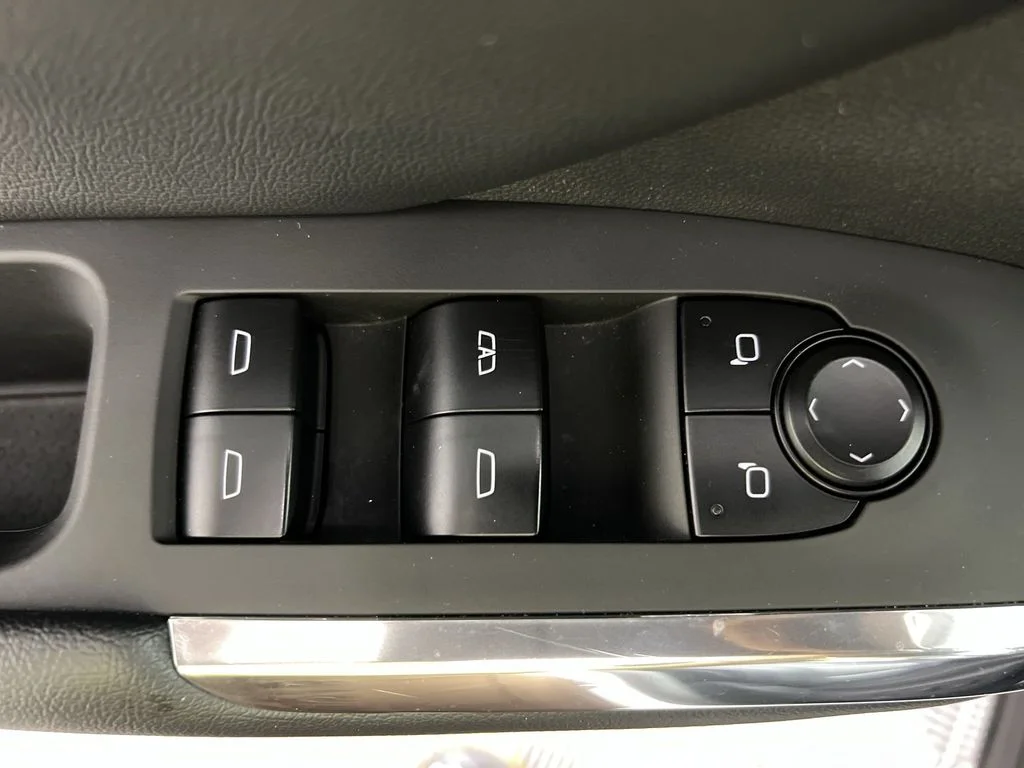 Used 2025 White Chevrolet LT image 15