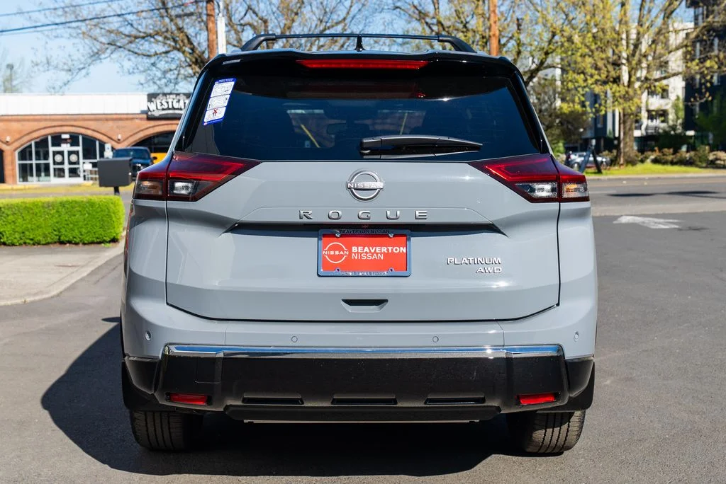 New 2026 Boulder Gray Pearl / Super Black Two-tone Nissan Platinum image 5