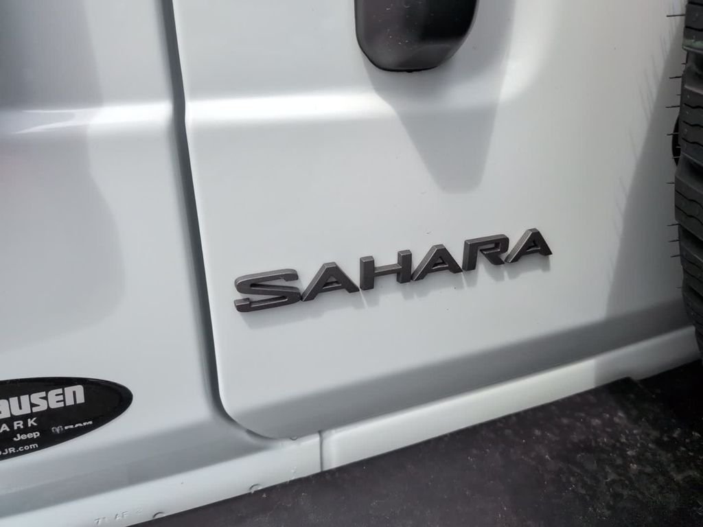 New 2026 Bright White Clear-Coat Exterior Paint Jeep Sahara image 12
