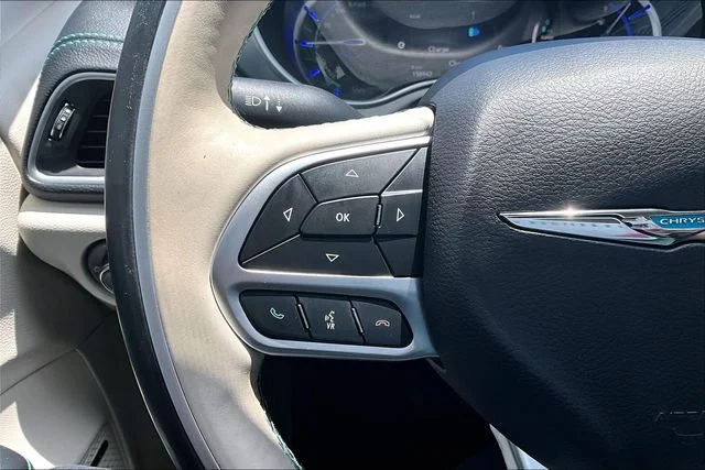 Used 2018 Red Chrysler Limited image 18