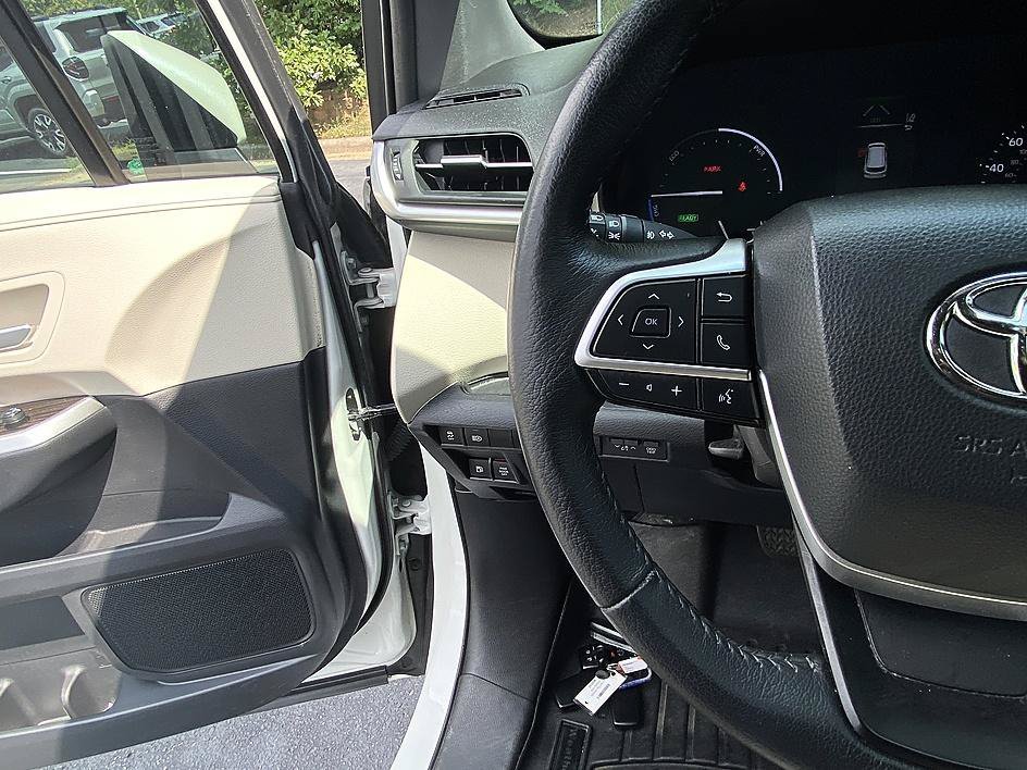 Used 2021 Blizzard Pearl Toyota XLE image 11