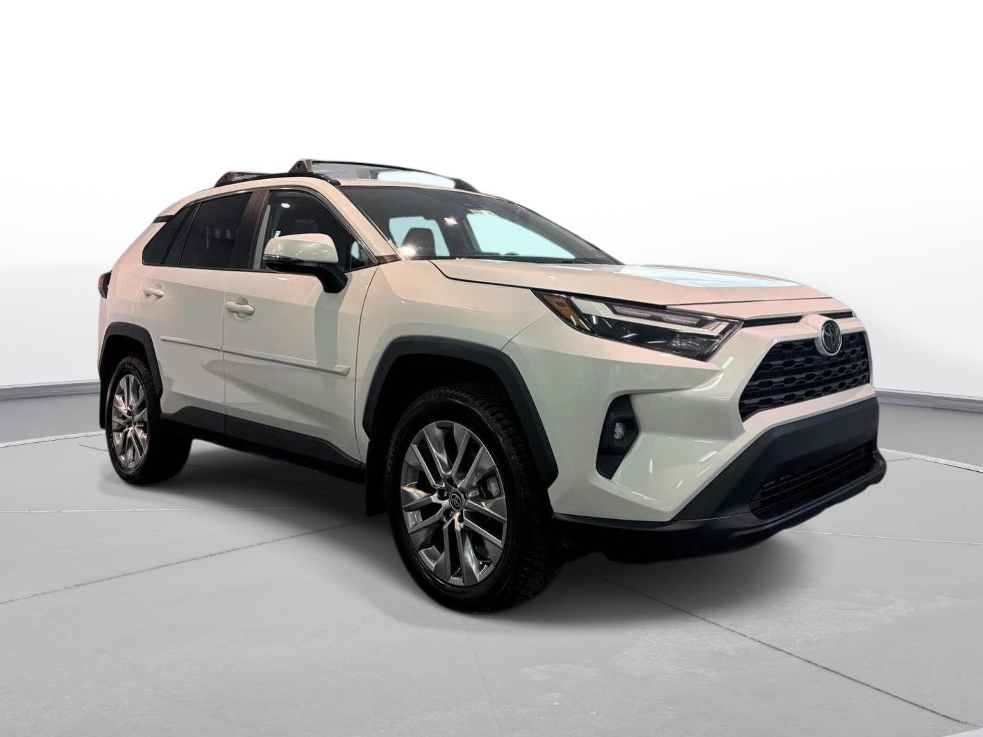 Used 2024 Wind Chill Pearl Toyota XLE Premium image 10