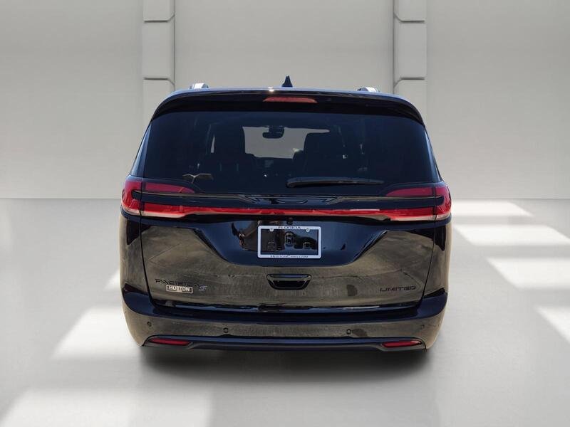 New 2027 Diamond Black Crystal Pearl-Coat Exterior Paint Chrysler LIMITED FWD image 4
