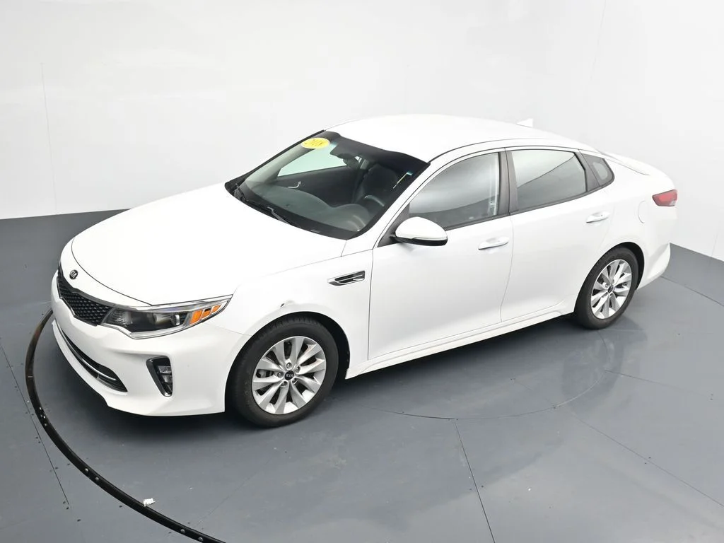 Used 2018 White Kia S image 22