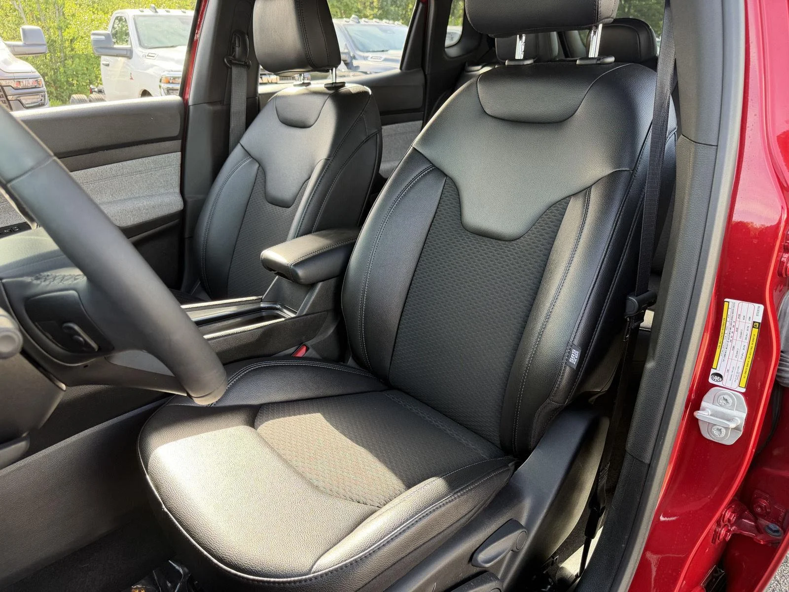 Used 2025 Red Hot Pearlcoat Jeep Latitude image 16