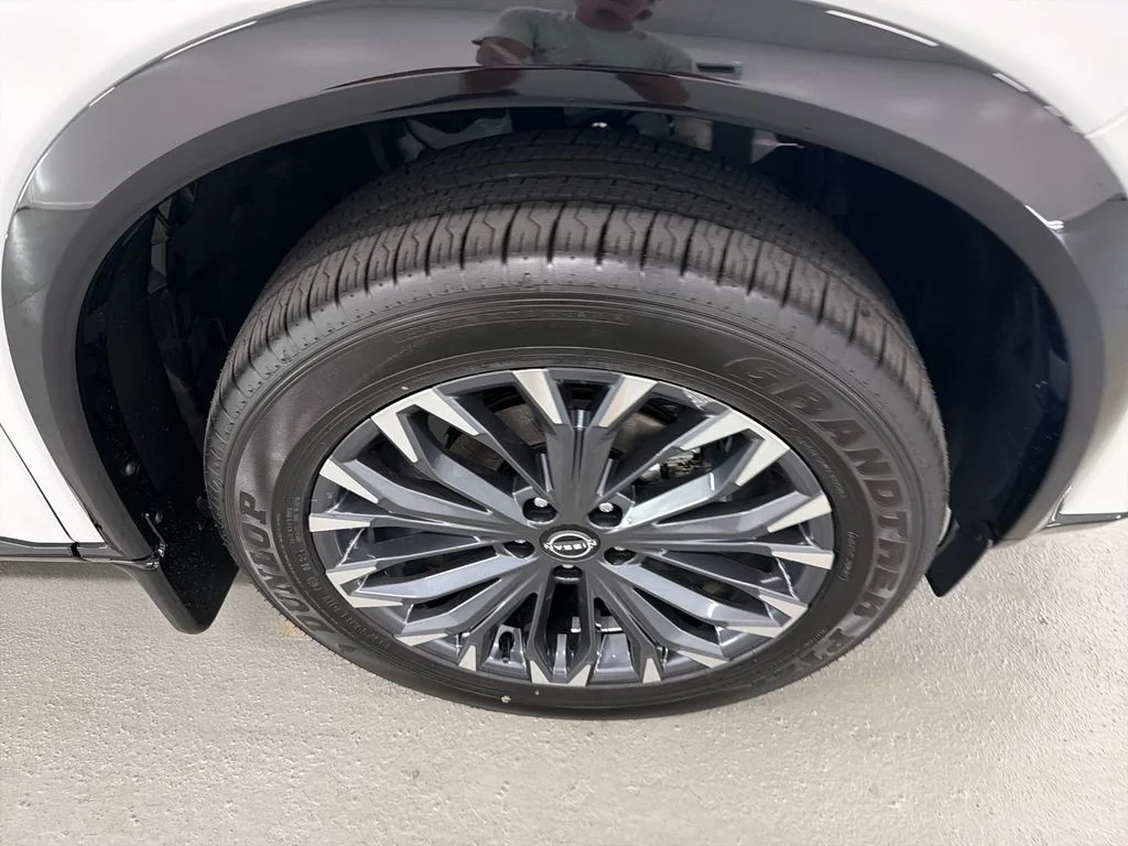 New 2026 Everest White Pearl TriCoat / Super Black Two-tone Nissan Platinum image 4