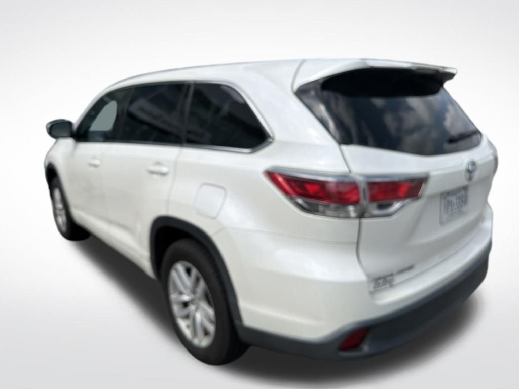 Used 2014 White Toyota LE image 4