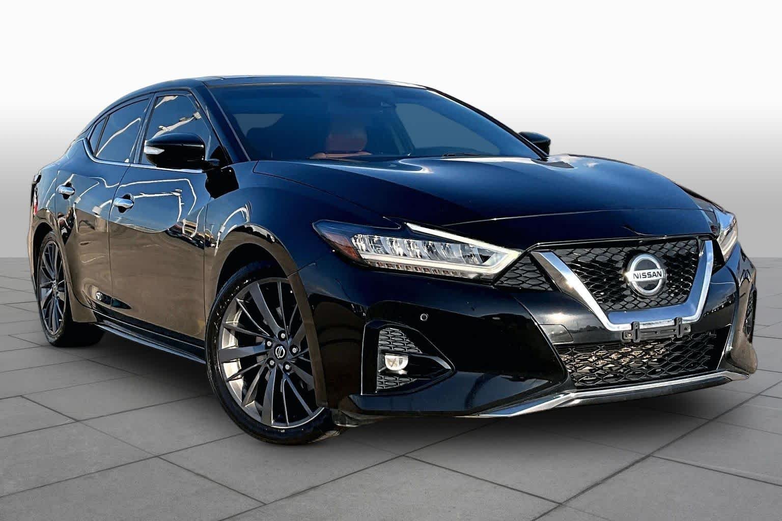 Used 2020 Super Black Nissan Platinum image 3