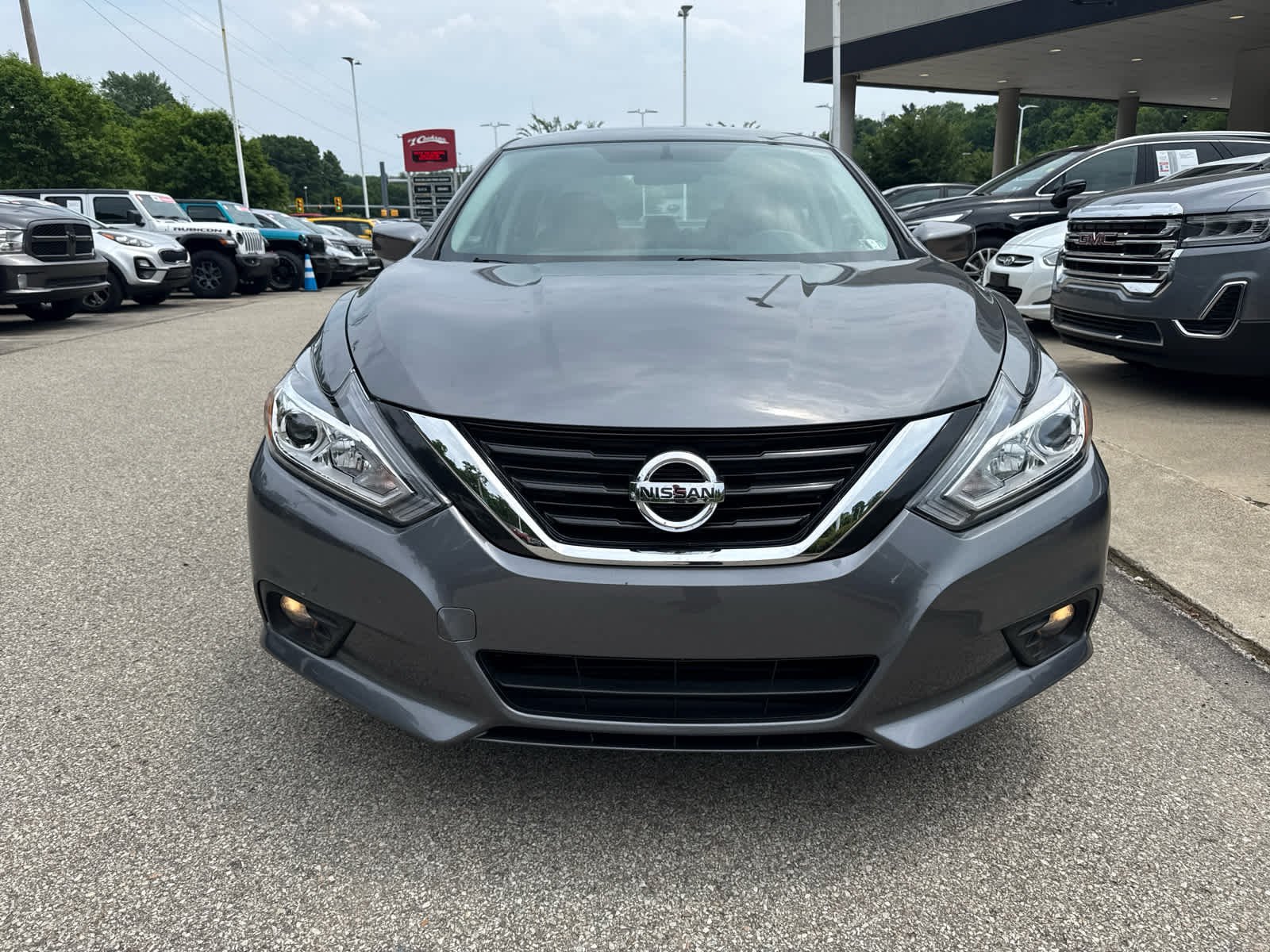 Used 2017 Gun Metallic Nissan 2.5 SV image 2