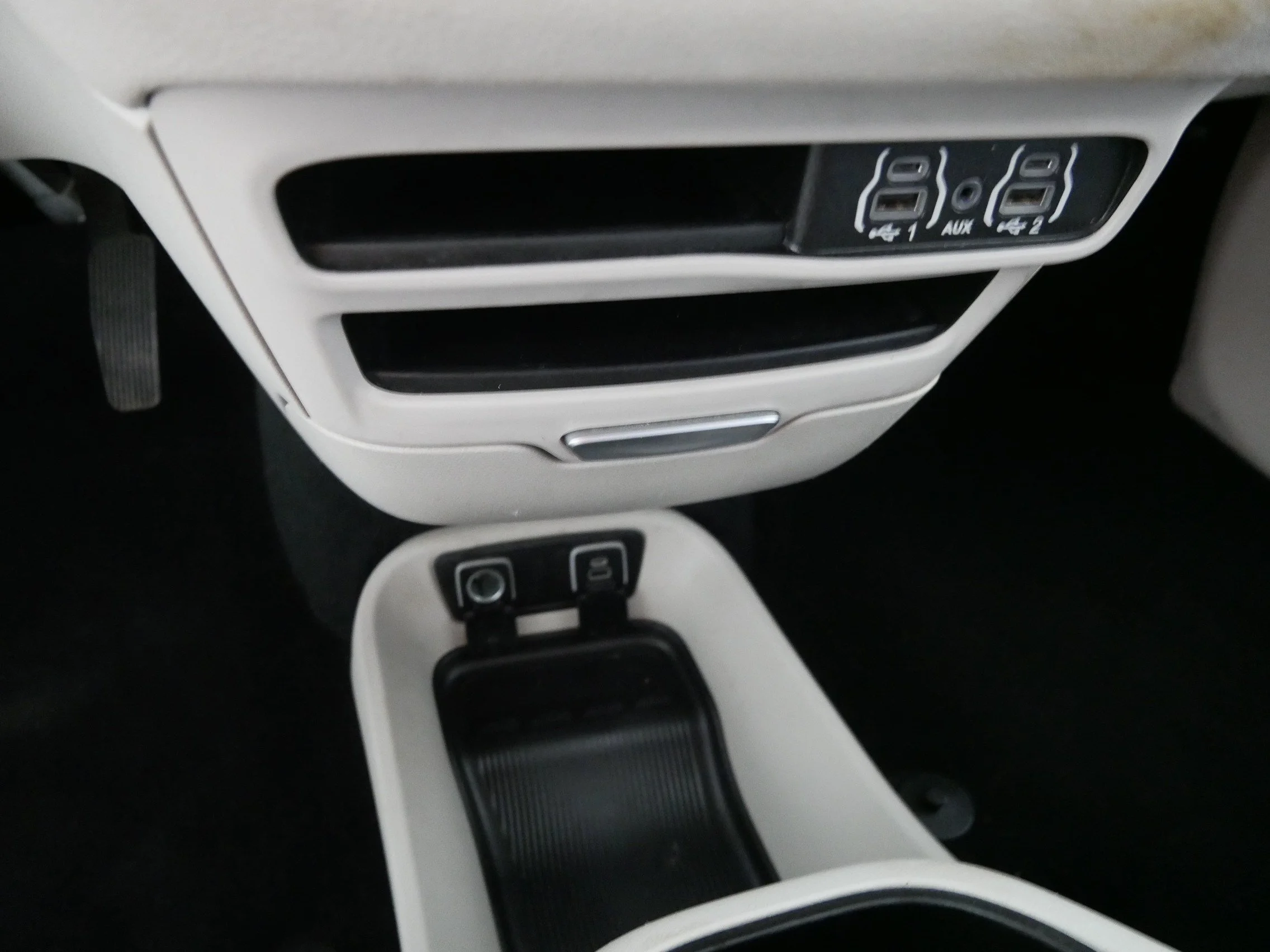Used 2021 Bright White Clearcoat Chrysler Touring L image 29